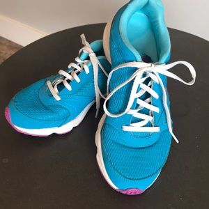 New Balance Blue and pink woman’s athletic shoe